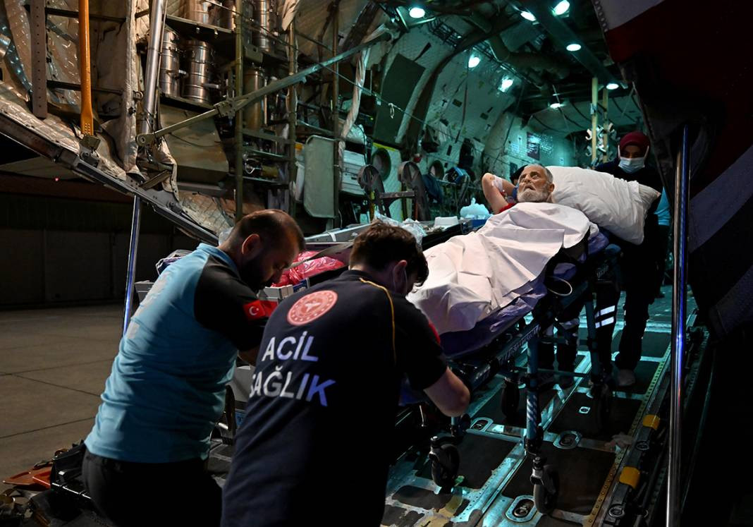 Hacda sağlık sorunları yaşayan 13 kişi Türkiye'ye getirildi - Resim: 14